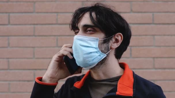 Phone Mask Man Wearing Mask Talks Phone His Friend — Stok Video