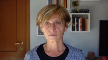 Olumlu düşün, kendine güven. Olgun bir kadın kameraya bakıp kahkahalar atıyor.