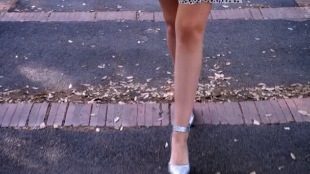 Mládež Krása Krásné Nohy Ženy Stoupání Schodech Zírá Kamery — Stock video