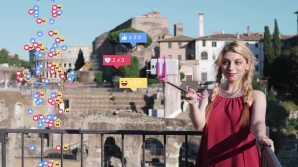 Social Comunicazione Ragazza Prende Selfie Pubblica Online Sovrapporre Piace — Video Stock