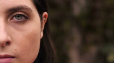 Siyah maskeli güzel kız.