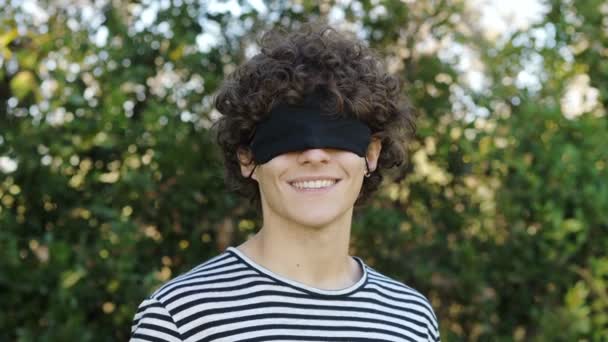 Menyenangkan Sukacita Anak Muda Memakai Topeng Dengan Cara Yang Lucu — Stok Video