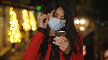 Filmcilik zamanında kız cep telefonuyla müzik dinler ve dans eder.