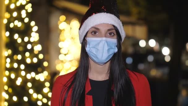 Natal Durante Covid Mulher Séria Usando Olhares Máscara Para Câmera — Vídeo de Stock