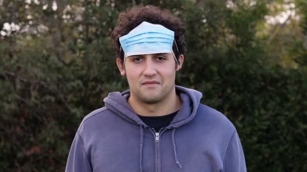 Juventude Diversão Jovem Homem Humorístico Usa Máscara Uma Forma Engraçada — Vídeo de Stock