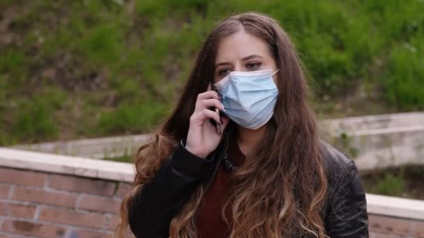 Jovem Mulher Uma Máscara Protetora Com Telefone — Vídeo de Stock