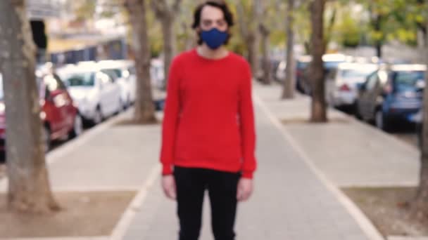 通りの真剣な男の上にマスクを着けてカメラを見て — ストック動画