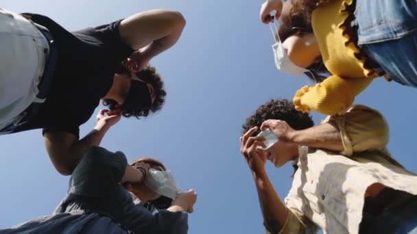 Fim Pandemia Jovens Amigos Tirar Máscara Jogá — Vídeo de Stock