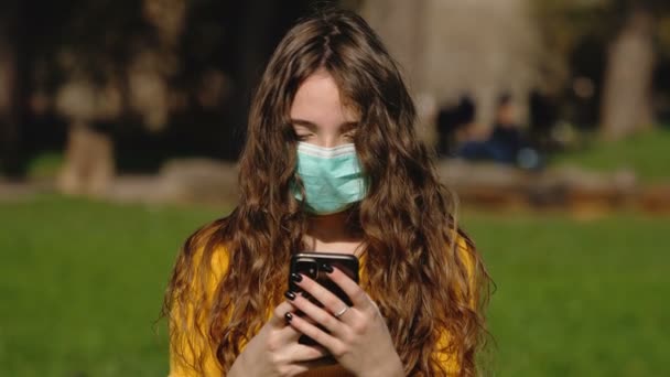 Sociální Média Technologie Dívka Parkové Masce Telefonu — Stock video