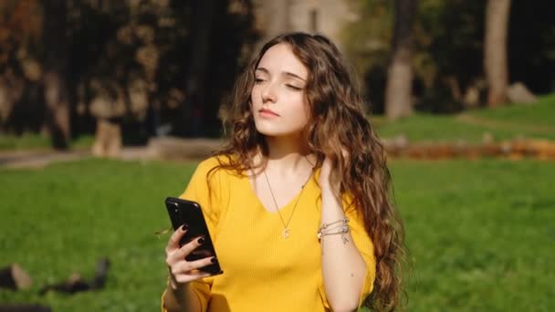 Belle Fille Écoute Musique Avec Écouteur Danse Ralenti — Video