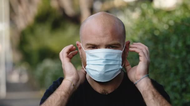 Coronavirus Jonge Knappe Man Draagt Het Masker Kijken Naar Camera — Stockvideo