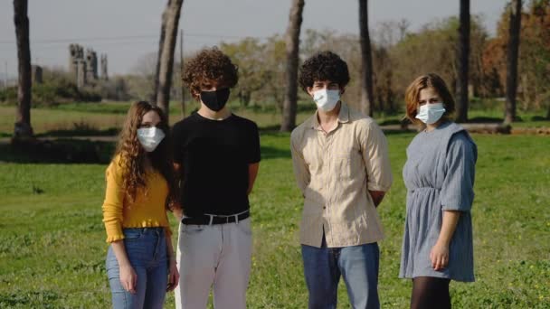 Porter Masque Même Extérieur Jeunes Amis Parc Portant Masque Fixent — Video