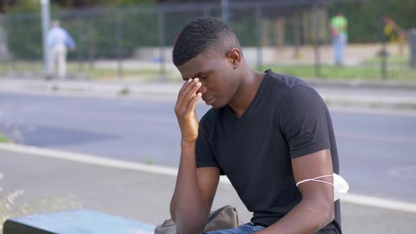 Deprssion Devido Covid Homem Negro Sentado Banco Perdido Seus Pensamentos — Vídeo de Stock