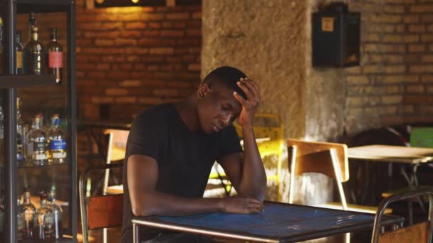 Yalnızlık Üzüntü Barda Tek Başına Oturan Genç Siyah Adam — Stok video