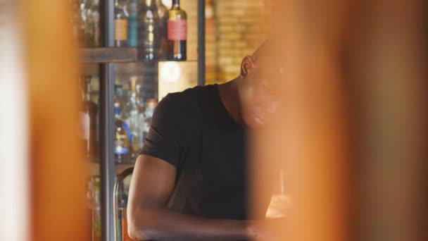 Infelicidad Tristeza Hombre Negro Sentado Solo Bar Mira Espacio — Vídeos de Stock