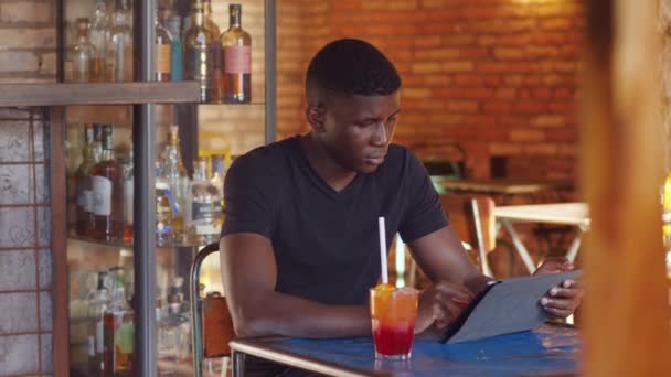 Tecnología Medios Sociales Hombre Negro Mira Los Mensajes Tableta Sonríe — Vídeos de Stock