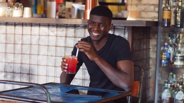 Feliz Sorrindo Homem Negro Bebe Coquetel Base Frutas Não Alcoólicas — Vídeo de Stock