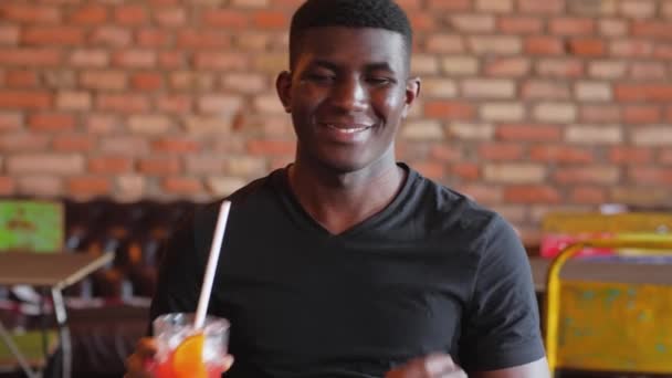Joven Relajado Negro Hombre Brindis Cámara Bebe Mocktail — Vídeo de stock