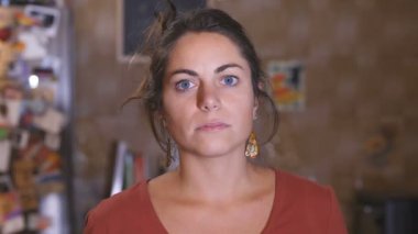 Endişe, düşünceler - ciddi genç kadın kameraya bakıyor - kapalı alanda