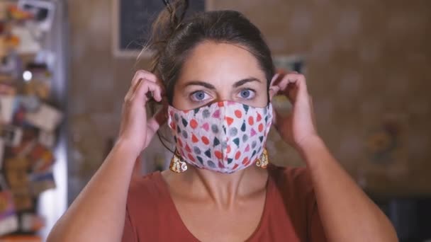 Covid19 Junge Ernsthafte Frau Mit Maske Blickt Die Kamera — Stockvideo