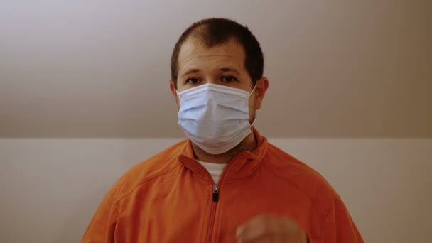 Vertrouwen Hoop Jonge Man Doet Zijn Masker Glimlachend Camera — Stockvideo