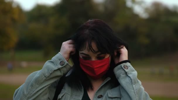 Always Wear Mask Young Woman Park Wearing Mask Looking Camera — 图库视频影像