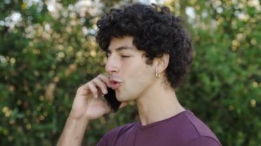 Teknoloji, iletişim - genç adam arkadaşıyla cep telefonundan konuşuyor