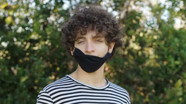 Die Maske Falsch Tragen Junger Mann Trägt Die Maske Auf — Stockvideo