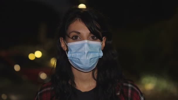Pandémie 2020 Femme Portant Masque Regarde Caméra Dans Rue Nuit — Video
