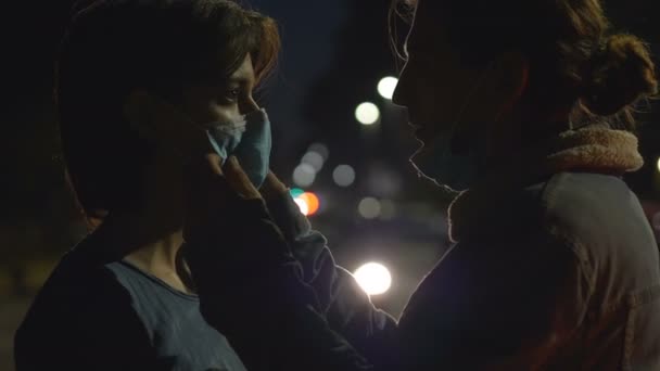 Nie Możesz Się Całować Podczas Pandemii Pocałunek Pary Zakładającej Maskę — Wideo stockowe