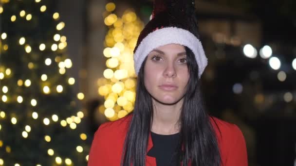 Weihnachten Glück Junge Frau Mit Weihnachtsmütze Lächelt Die Kamera — Stockvideo