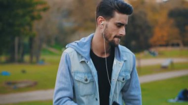 Teknoloji, uygulama - insan kulaklıkla müzik dinler ve dans eder.