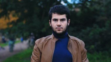 Negatif, reddedildi. Adam kameranın onu çekmesini yasakladı.