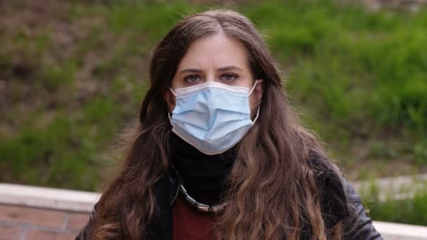 Hoop Het Einde Van Pandemie Vrouw Doet Het Masker Glimlachend — Stockvideo