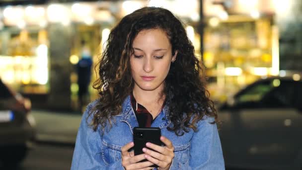 Sociaal Technologie Vrouw Gericht Het Schrijven Van Een Bericht Haar — Stockvideo