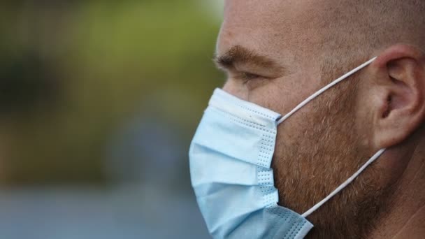 Gedachten Zorgen Trieste Man Verlaagt Zijn Hoofd Kijkt Naar Beneden — Stockvideo