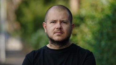 Yasaklama, reddetme - adam kameranın yaklaşmasını engeller.