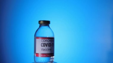 Salgını yenmek için kullanılan Covid aşısı şişeleri.