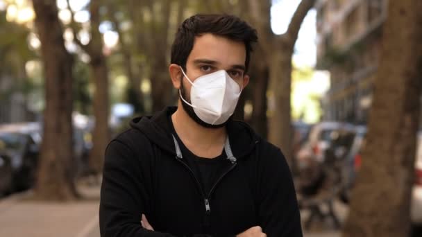 Mesafeni Koru Maskeli Genç Adam Kameraya Hayır Diyor — Stok video