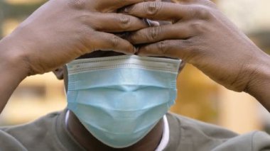 Depresyon, sıkıntı - endişeli siyah adam kafasına masaj yapıyor