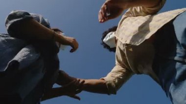 Sarılma olayına rağmen iki arkadaş birbirini kucaklıyor.