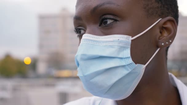 Tristesse Fatigue Médecin Noir Réfléchi Regarde Loin Perdu Dans Ses — Video