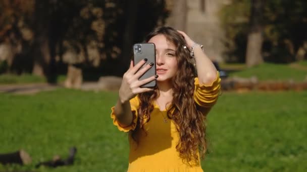 Tehnologie Fotografie Fata Din Parc Face Selfie Postează Social — Videoclip de stoc