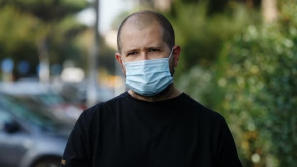 Coronavirus Pria Serius Dalam Gelap Memakai Masker Bedah — Stok Video