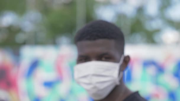 Covid19 Bezorgde Zwarte Man Draagt Het Masker Staart Naar Camera — Stockvideo