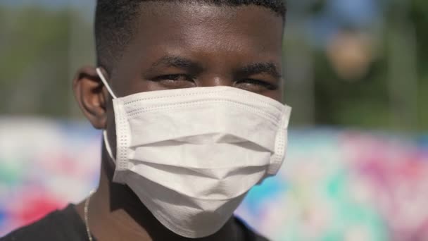 Homme Noir Portant Masque Avec Soleil Dans Les Yeux Semble — Video
