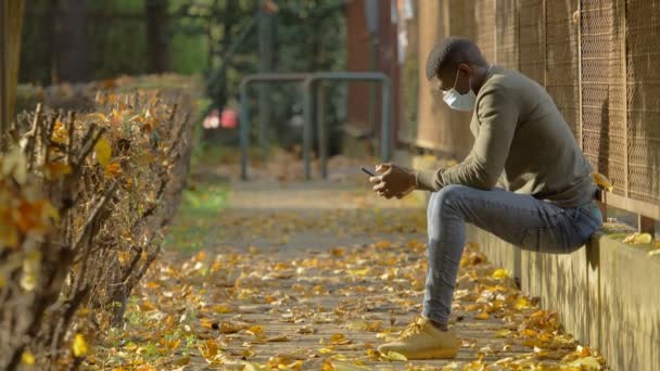 Communicatie Tijd Van Covid Zwarte Man Types Zijn Mobiele Zitten — Stockvideo