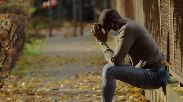 Thoughts Concern Black Man Wearing Mask Sitting Wall Thinking — 图库视频影像