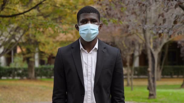Pandemie 2020 Schwarzer Mann Mit Maske Zeigt Zeichen Gesundheit Statt — Stockvideo