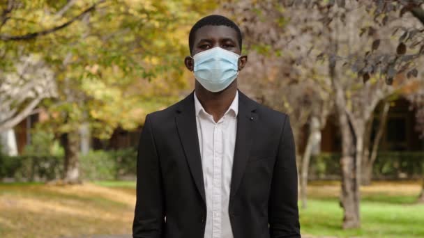 Homem Negro Com Sinal Ficar Alerta Controlar Vírus Salvar Vidas — Vídeo de Stock